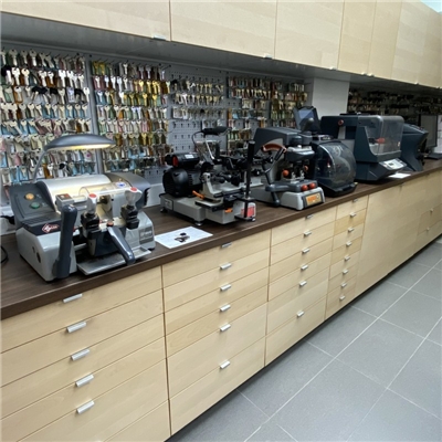 Schlüsseldienst Gravurshop Stempelshop Schildershop Personalisierte Geschenke Schuhservice – Bild 3