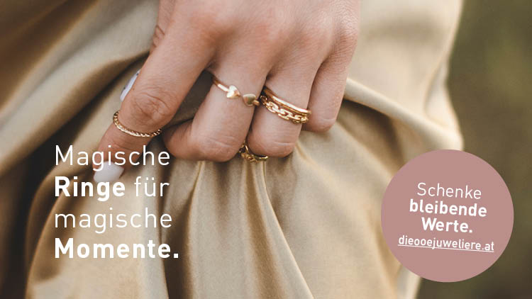 Frauenhand mit Ringen